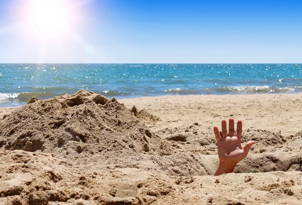 Az emberek kezét a homokos strandon Jogdíjmentes Stock Képek