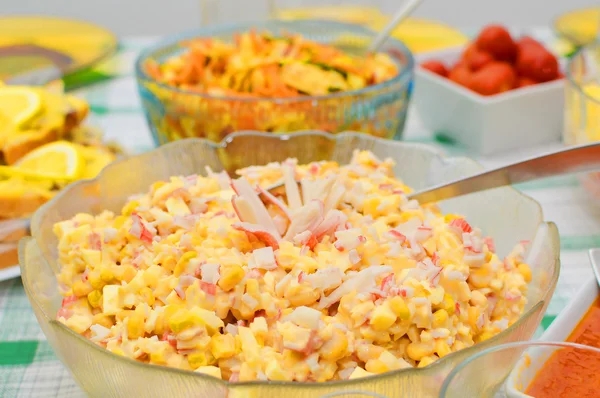 Salade met krab stokken en maïs Rechtenvrije Stockfoto's