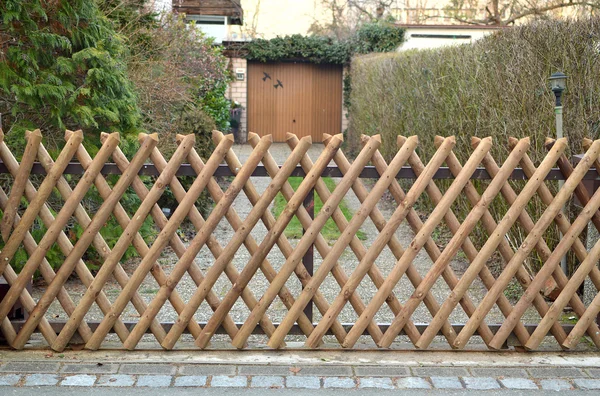 Декоративный деревянный забор — стоковое фото