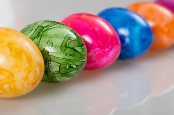 Uova di Pasqua colorate su bianco — Foto Stock