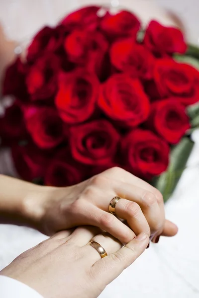 新婚夫妇手上的结婚戒指 免版税图库照片