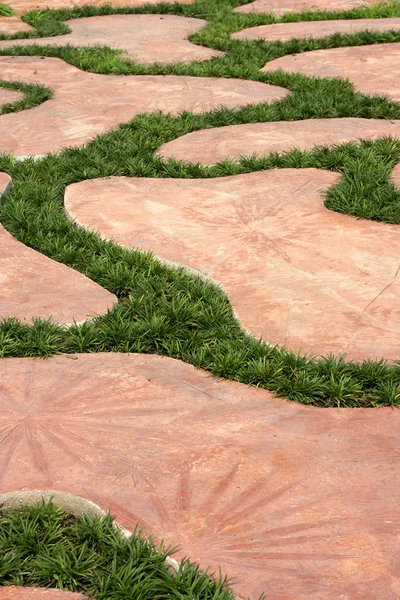 Zementstege mit Gras verziert. — Stockfoto