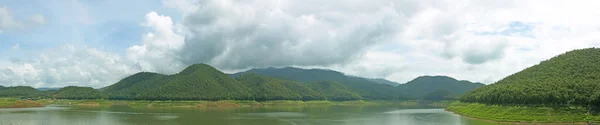 Paisagem montanhosa floresta natural . — Fotografia de Stock