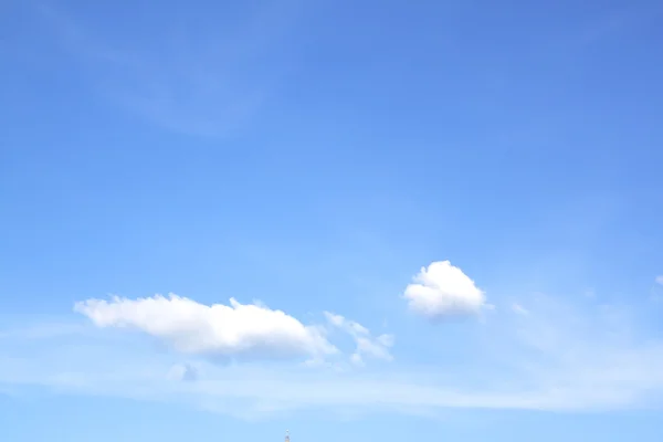 雲に囲まれた青い空 — ストック写真