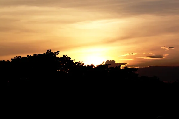 Orangefarbener Himmel vor Sonnenuntergang. — Stockfoto