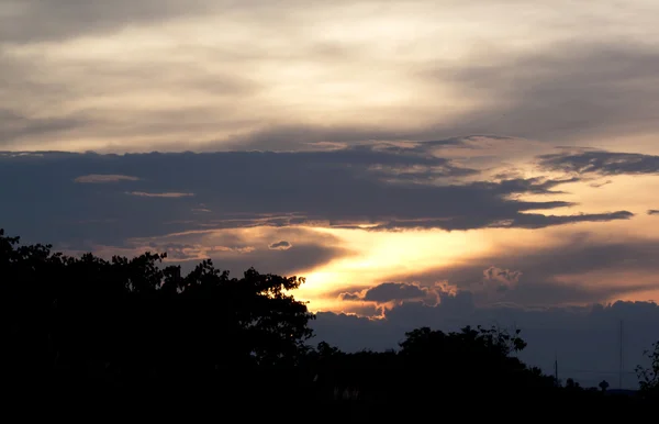 Orangefarbener Himmel vor Sonnenuntergang. — Stockfoto