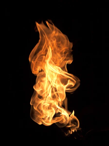 Feuer isoliert auf schwarzem Hintergrund. — Stockfoto