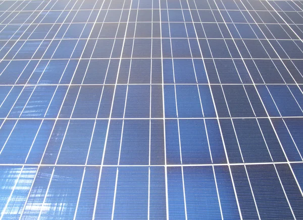 Solární panely generují elektřinu — Stock fotografie