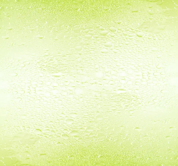 Gouttes d'eau sur fond vert. — Photo
