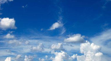 Mavi gökyüzünde beyaz bulut doğa arkaplanı