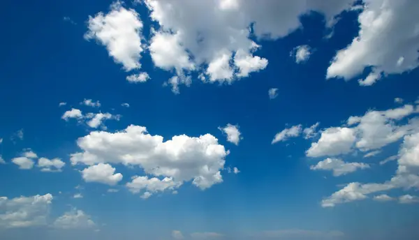Λευκά Σύννεφα Σωρός Επιπλέουν Μπλε Ουρανό Για Την Έννοια Υπόβαθρα — Φωτογραφία Αρχείου