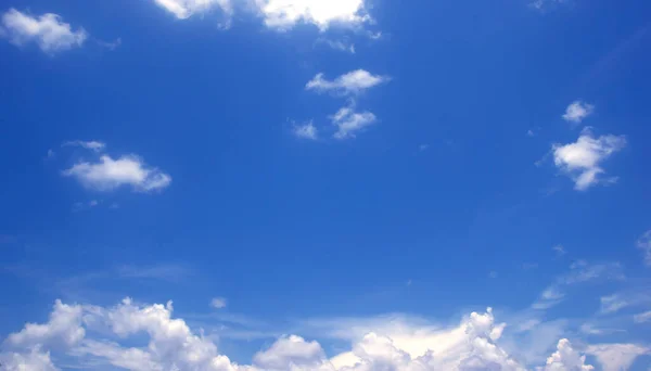 Blauer Himmel Wolken Schweben Schöne Natur Weitwinkelhimmel Open Space Hintergrund — Stockfoto