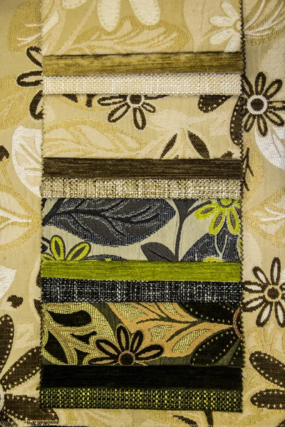 Různé barvy textilních lněných tkanin proutěné textury s nakreslenými květiny — Stock fotografie