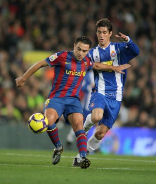 Xavi (L) Barcelona ve Forlin (R) Espanyol