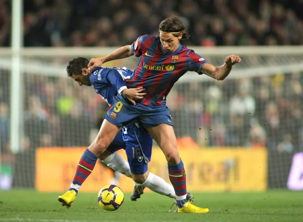 Pareja (L) of Espanyol and Ibrahimovic (R) of Barcelona — Stock Photo, Image