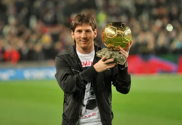 Messi houdt omhoog zijn gouden bal — Stockfoto