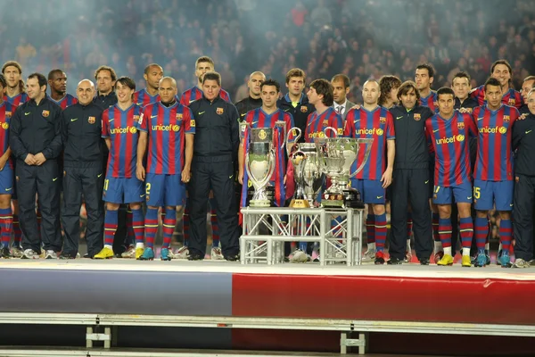 Jugadores del FC Barcelona en la fiesta con los 6 trofeos — Foto de Stock