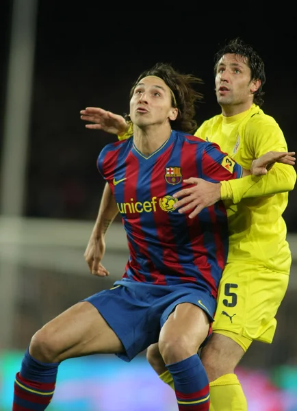 FC Barcelona speler Ibrahimovic (L) met Capdevila (R) — Stockfoto