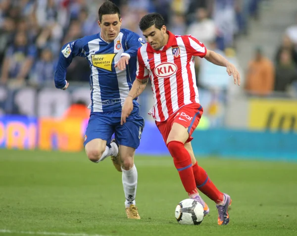 Reyes (R) del Atlético de Madrid lucha con Callejón (L) Espanyol —  Fotos de Stock