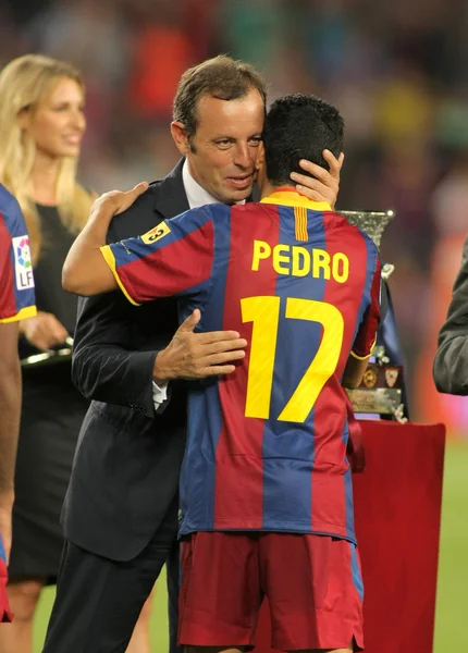 Präsident des fc barcelona sandro rosell mit pedro — Stockfoto