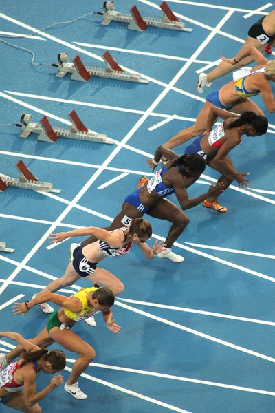 Участники 100-метровых соревнований среди женщин — стоковое фото