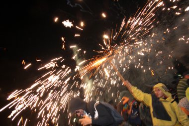 Şeytanlar, dans ve ışık havai fişek gibi giyinmiş