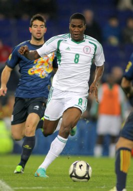 Nijeryalı oyuncu kahverengi ideye