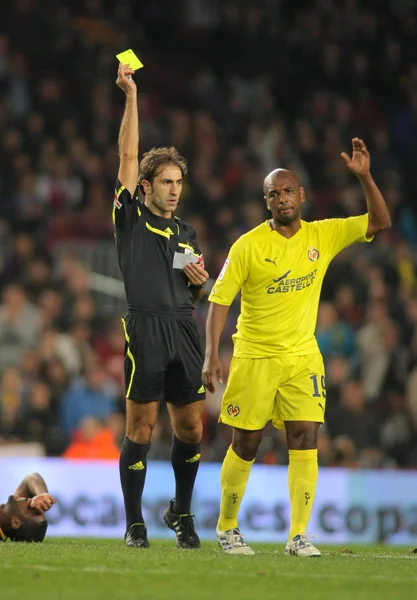 L'arbitre Delgado Ferreiro livre un carton jaune à Senna of Villareal — Photo