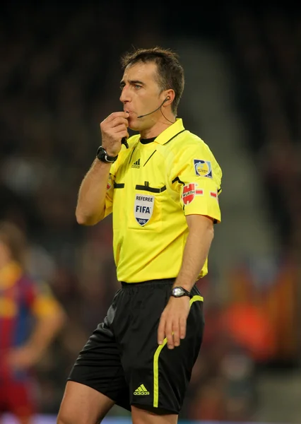 Referee Fernandez Borbalan blowing whistle — Stock Photo, Image