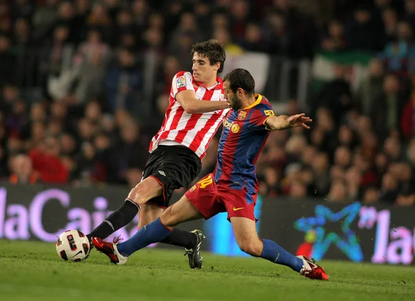 Javi Martinez (L) do Athletic Bilbao luta com Mascherano (R) de Barcelona — Fotografia de Stock