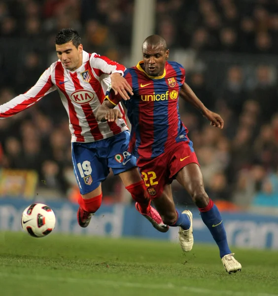 Reyes(L) of Atletico fight with Abidal(R) of Barcelona — Stock Photo, Image