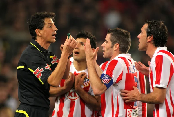 Jugadores del Atlético de Madrid discuten con el árbitro —  Fotos de Stock