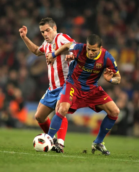 Lopez(L) van Atletico strijd met Alves(R) van Barcelona — Stockfoto