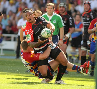 Toulons'ın Christian Loamanu Perpignan'ın oyuncu tarafından ele