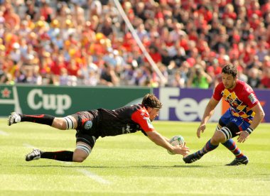 Toulon'ın Juan Martin Fernandez Lobbe(L) kavgalar Perpignan'ın flanker Damien Chouly (R ile topu için)