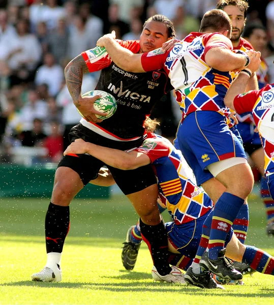 Toulons's Christian Loamanu is tackled by Perpignan's player — Stock Photo, Image