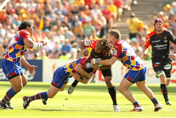 Toulons de Gabiriele Lovobalavu wordt aangepakt door Perpignan van spelers — Stockfoto