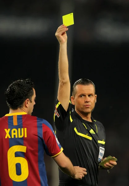 Spanish Referee Muniz Fernandez delivers yellow card — стокове фото