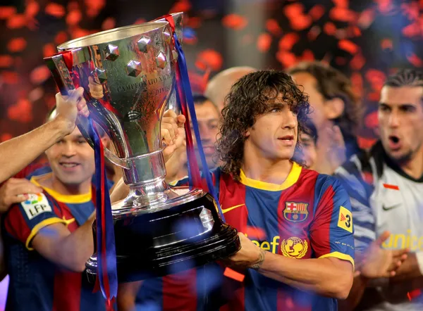 Carles puyol FC barcelona trzyma trofeum la liga — Zdjęcie stockowe