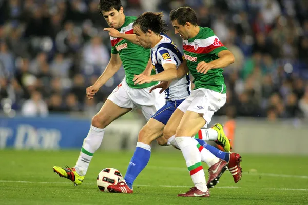 Verdu(C) van Espanyol strijd met Ekiza(R) en Javi Martinez(L) van Bilbao — Stockfoto