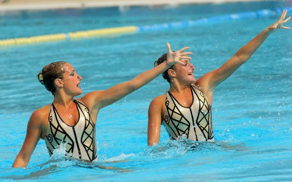 Argentinian synchro swimmers Etel and Sofia Sanchez — Stock Photo, Image