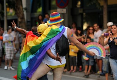 iki genç adam için bir resim barcelona gurur gay ve lezbiyen Festivali sırasında poz.