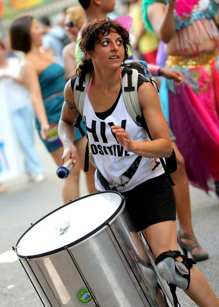 Drummer playing while parades during the annual Barcelona Gay and Lesbian Pride Festival — Stock Photo, Image