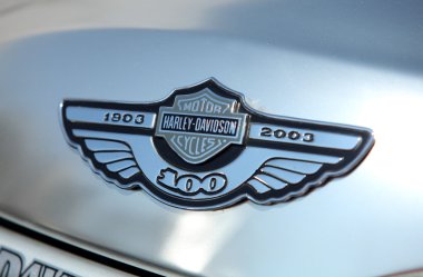 Harley-davidson logo bir motosiklet üzerinde görüntülenir