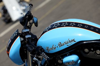 Harley-davidson logo bir motosiklet üzerinde görüntülenir