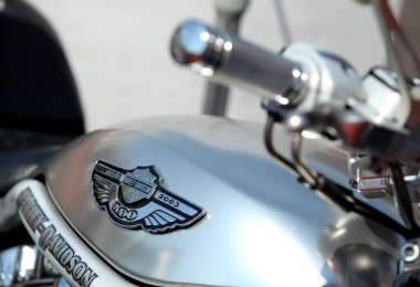 Harley-davidson logo bir motosiklet üzerinde görüntülenir