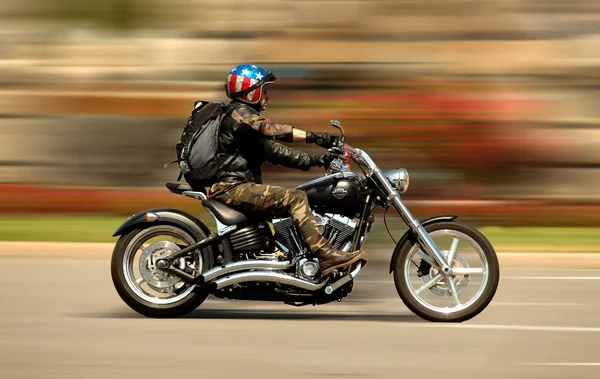 Harley-Davidson รถจักรยานยนต์ขับผ่านถนนของบาร์เซโลนา — ภาพถ่ายสต็อก