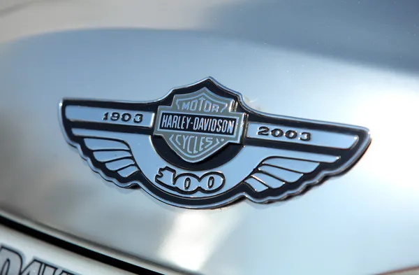 El logotipo de Harley-Davidson se muestra en una motocicleta — Foto de Stock