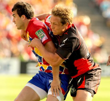Perpignan'ın Jerome Porical Toulons'ın Jonny Wilkinson tarafından ele
