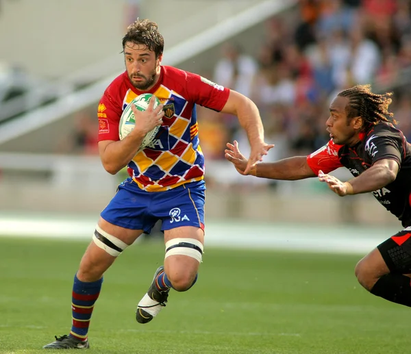 Perpignan's flanker Guiry vies with Toulon's Gabiriele — Stock Photo, Image